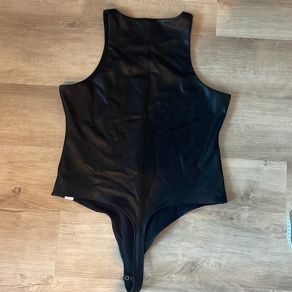 Good American Faux Leather Bodysuit sz 4 - Picture 7 of 10